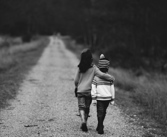 Niños caminando por un camino de tierra